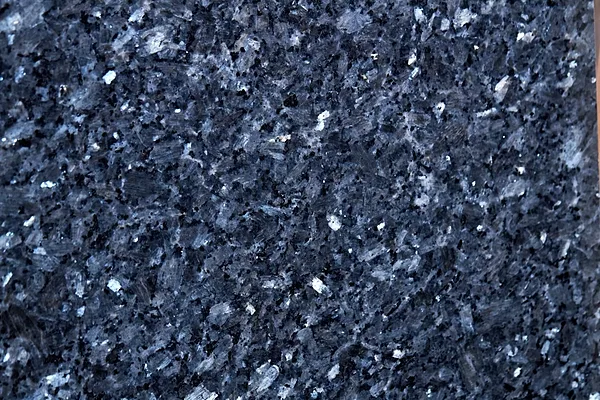 LADBRADOR BLUE - Luxusní norská žula s nádhernými perleťovými odlesky. Na světle oslnivě mění barvu a dodá každému pomníku nebo interiéru skutečně exkluzivní a důstojný vzhled.